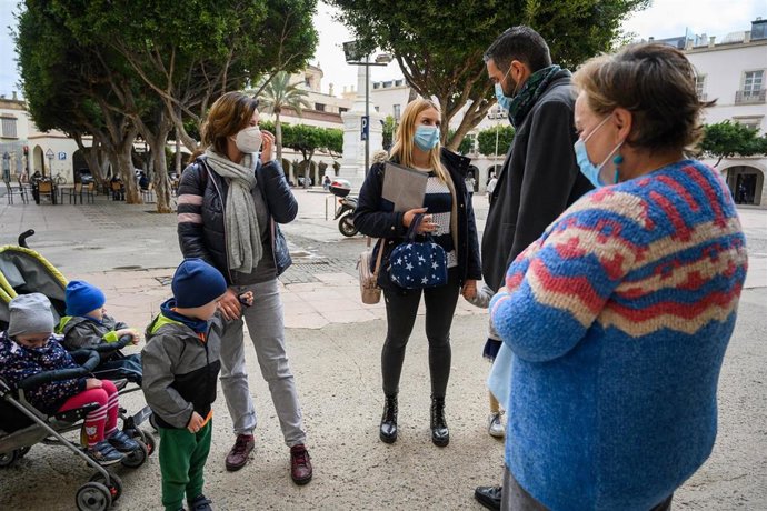 Ciudadanos ucranianos acuden a empadronarse al Ayuntamiento de Almería.