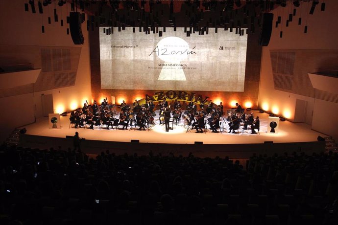 Una orquesta toca en el acto de entrega del 'Premio Azorín de Novela 2022', a 3 de marzo de 2022, en Alicante