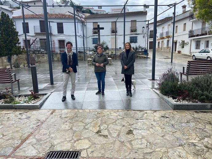 La Diputación de Málaga financia el arreglo del entorno de la plaza de la Constitución de Atajate