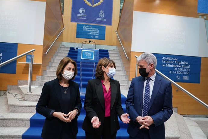 La fiscal Superior del País Vasco, Carmen Adán; la fiscal General del Estado, Dolores Delgado y el presidente del TSJPV, Iñaki Subijana, en el acto conmemorativo del 40 Aniversario de aprobación del Estatuto Orgánico del Ministerio Fiscal, en Bilbao. 