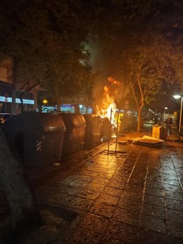 Uno de los contenedores, ardiendo