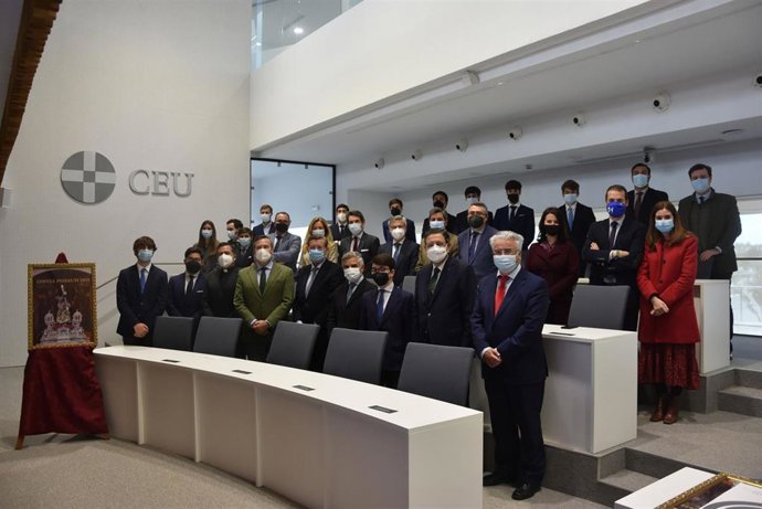 Presentación del cartel de la tertulia cofrade Omnia Possum de CEU Andalucía para la Semana Santa 2022