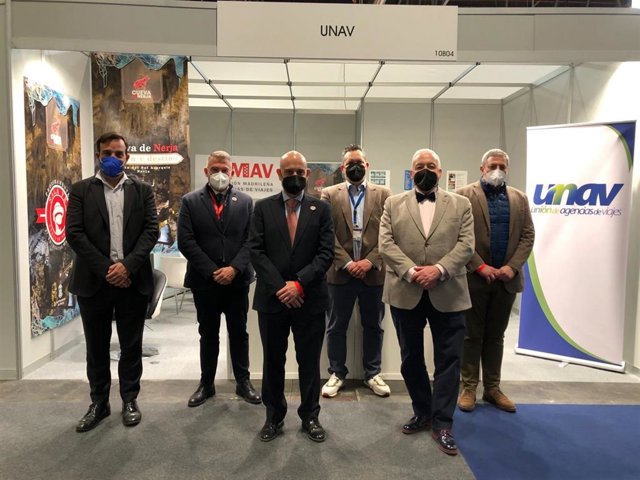 De izquierda a derecha: Javier Frías (tesorero de UNAV y director comercial de Mundiplan), José María Domínguez (gerente de la Fundación Cueva de Nerja), Javier Salas (presidente de la Fundación), Iván Méndez (consejero de UNAV y gerente de Expertravel