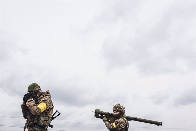 Un soldat de l'exèrcit ucraïnès apunta amb un míssil antiaeri.