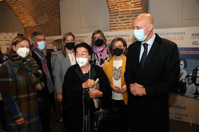El alcalde de León durante la inauguración de la exposición dedicada a las leonesas.