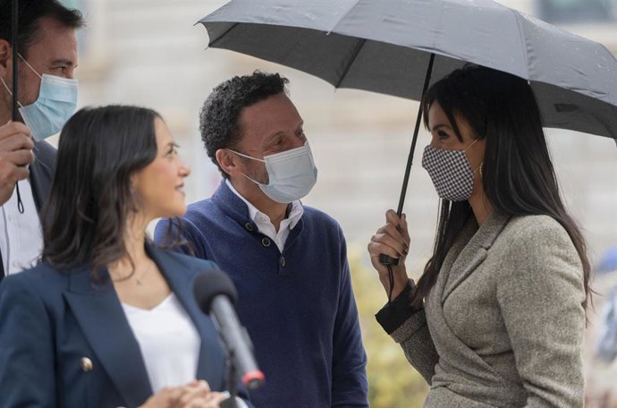 Archivo - La presidenta de Ciudadanos, Inés Arrimadas, atiende a los medios de comunicación tras mantener una reunión con la asociación de universitarios catalanes en defensa de la Constitución 'S'ha Acabat', a 29 de octubre de 2021, en Madrid, (España).