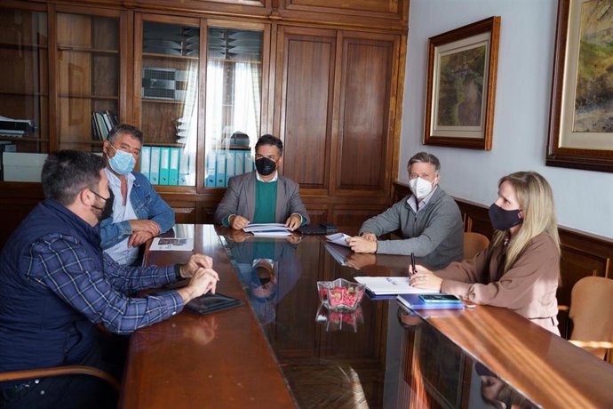 El consejero de Agricultura, Ganadería y Pesca del Cabildo de Tenerife, Javier Parrilla, en una reunión con asociaciones del sector primario para analizar las consecuencias de la guerra en Ucrania