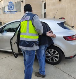 La Policía Nacional en el momento de la detención del joven de 18 años en Palma.