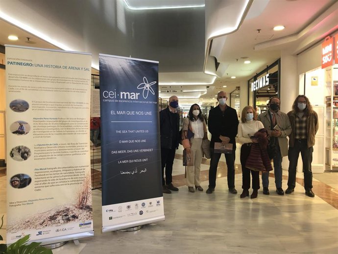 La muestra, que cuenta con un total de 24 fotografías del artista Fito Mendi, está capitaneada por Alejandro Pérez, de la Universidad de Cádiz, y coordinada por la Fundación CEIMAR (Campus de Excelencia Internacional del Mar) y la Diputación de Cádiz.