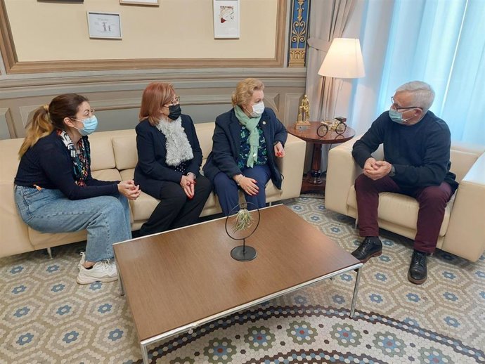 El alcalde de Valncia, Joan Ribó, y la edil de Espacio Público, Lucía Beamud, en la reunión con la presidenta de la Federación de Entidades Culturales Andaluzas de la Comunitat Valenciana, Puri Torres, y su vicepresidenta, Nieves Ramírez.