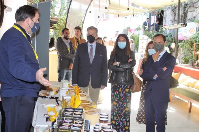 María Jesús Herecia con el alcalde de Sanlúcar en el Congreso de Gastronomía en Minuatura-'Tapas y Pintxos'.