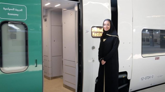 Una mujer entrando al tren Haramain, conocido como el 'AVE a la Meca'