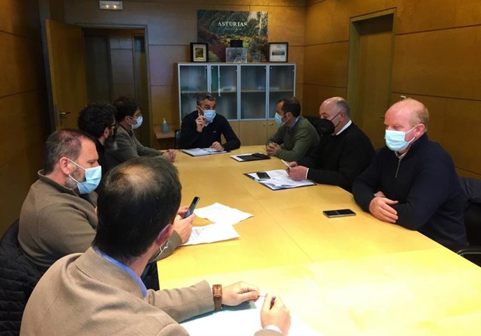 Reunión del consejero Alejandro Calvo con alcaldes de Picos de Europa.