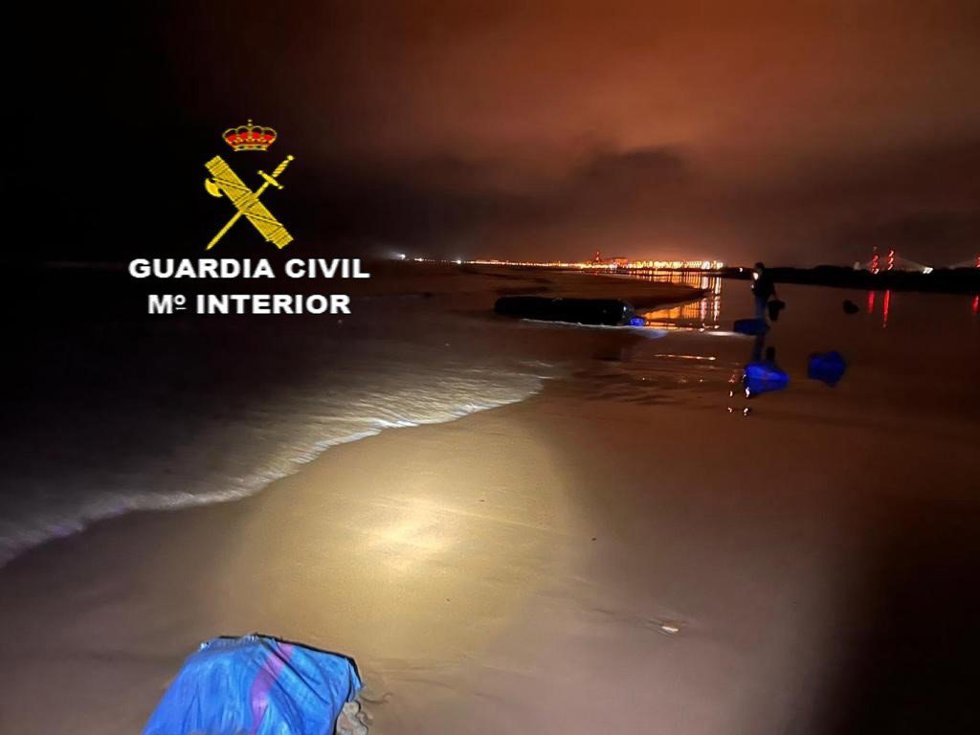 Dispositivo de la Guardia Civil para incautar un alijo de hachís en Cádiz.