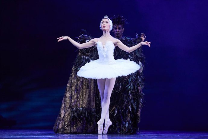 Archivo - Momentos del segundo acto de la presentación de 'El lago de los cisnes', con el prestigioso Aalto Ballett Essen y la Real Orquesta Sinfónica de Sevilla (ROSS) bajo la dirección de Wolfram-Maria Mrtig.