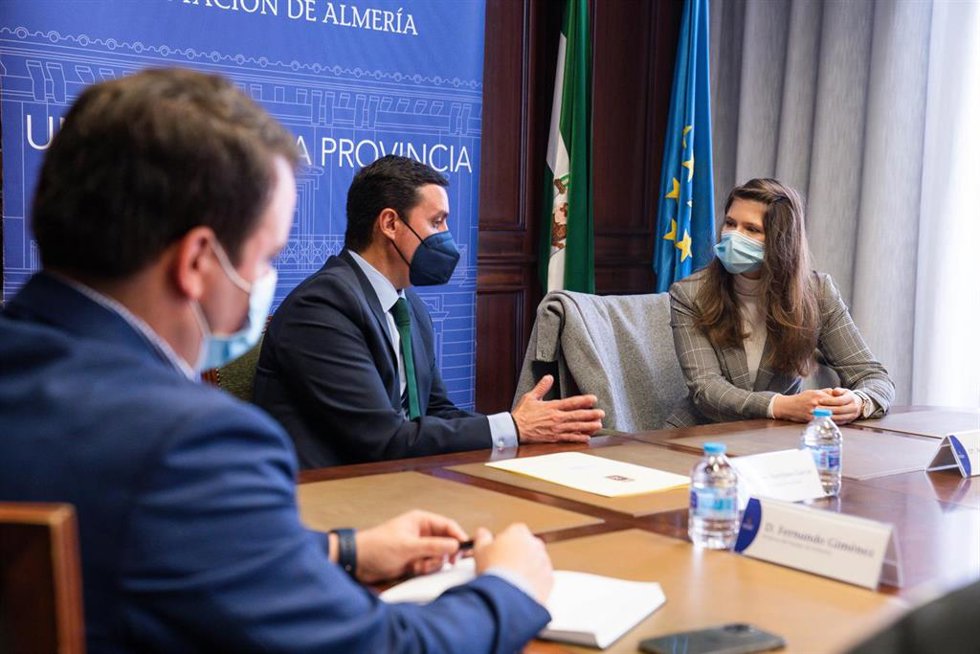 El presidente de la Diputación de Almería, Javier A. García, se reunie con asociacion de ucranianos para coordinar esfuerzos en la ayuda el la población civil por el conflicto con Rusia
