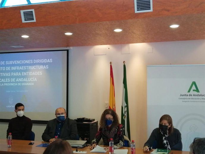 La delegada de Educación y Deporte de la Junta en Granada, Ana Berrocal, presenta las subvenciones concedidas para el fomento de infraestructuras deportivas.