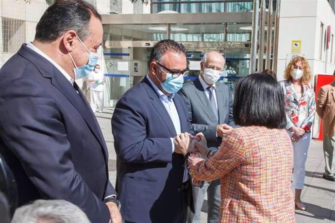 Archivo - La ministra de Sanidad, Carolina Darias saluda al consejero de Sanidad de Canarias, Blas Trujillo (i) y al director del SCS, Conrado Domínguez (d),  a su llegada al Hospital Universitario Insular de Las Palmas de Gran Canaria en abril de 2021