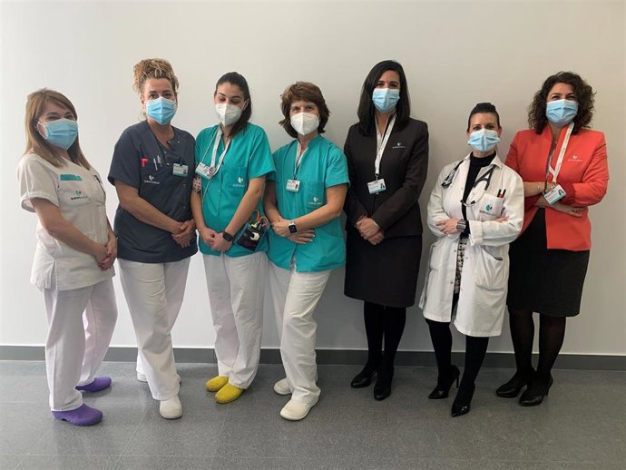 Archivo - Parte de la plantilla del Hospital Quirónsalud Huelva