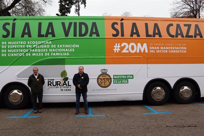 La RFEC presenta una campaña en favor de la caza con un autobús que recorrerá las calles de Madrid con el lema 'Sí a la vida. Sí a la caza'.
