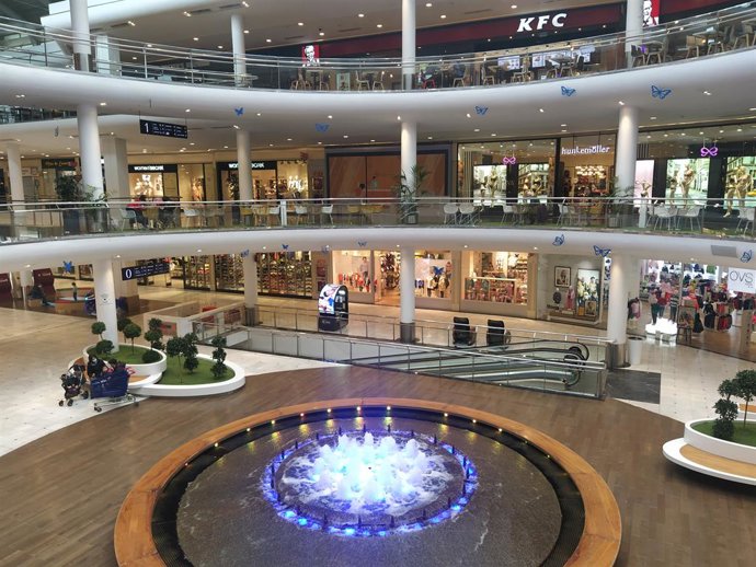 Fuente del centro comercial Vallsur por el Día Mundial del Linfedema