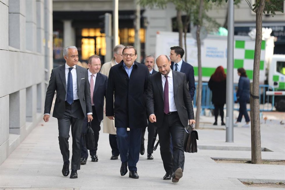 Archivo - El magnate ruso Mikhaíl Fridman (centro), a su llegada a la Audiencia Nacional, donde comparecerá ante el juez Manuel García Castellón, por su presunta responsabilidad en las maniobras empresariales que llevaron a la quiebra a la mercantil es