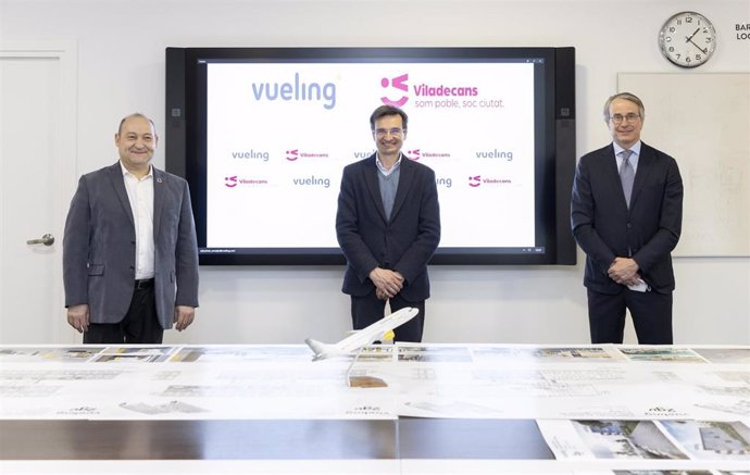 El presidente y consejero delegado de Vueling, Marco Sansavini, junto al alcalde de Viladecans Carles Ruiz, y el presidente de Meridia Capital Partners, Javier Faus.