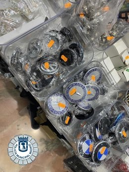 Requisados 1.500 artículos falsificados en un local de Usera, la mayoría barajas y placas de marcas de coche