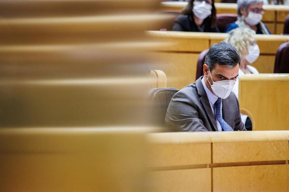 El presidente del Gobierno, Pedro Sánchez, en un pleno en el Senado, a 15 de febrero de 2022, en Madrid (España). El presidente del Gobierno ha vuelto a una sesión de control de Gobierno en el Senado, después de diciembre del año pasado, donde se ha som