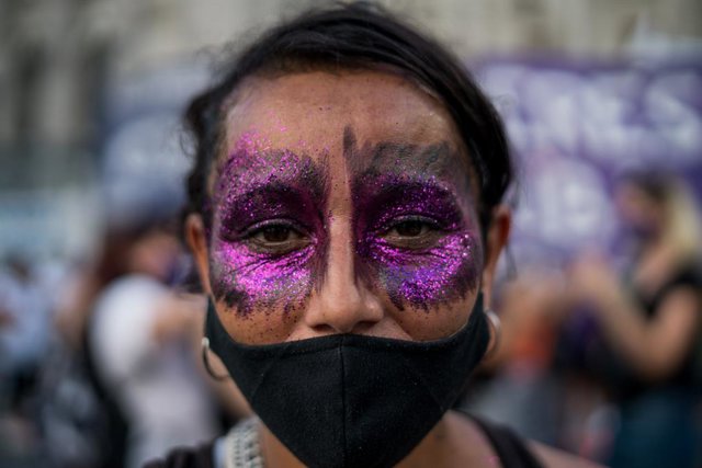Archivo - Convocadas por el colectivo “Ni una Menos” una mujer participa en una manifestación que ha partido del Congreso, en Buenos Aires (Argentina), a 8 de marzo de 2021. 