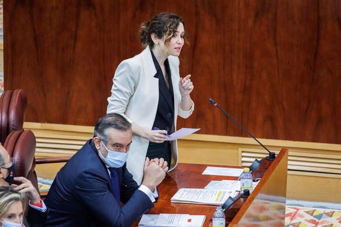 La presidenta de la Comunidad de Madrid, Isabel Díaz Ayuso, interviene en una sesión plenaria, en la Asamblea de Madrid, a 17 de febrero de 2022, en Madrid (España). 
