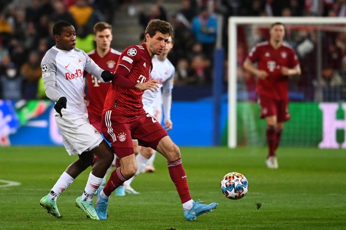 16 February 2022, Austria, Salzburg: Salzburg's Mohamed Camara (L) and Munich's Thomas Mueller battle for the ball during the UEFA Champions League round of 16, first leg soccer match between RB Salzburg and Bayern Munich at Red Bull Arena. Photo: Sven 