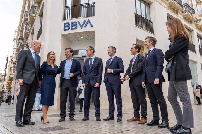 El presidente de BBVA, Carlos Torres, con parte del equipo directivo de la entidad en Andalucía