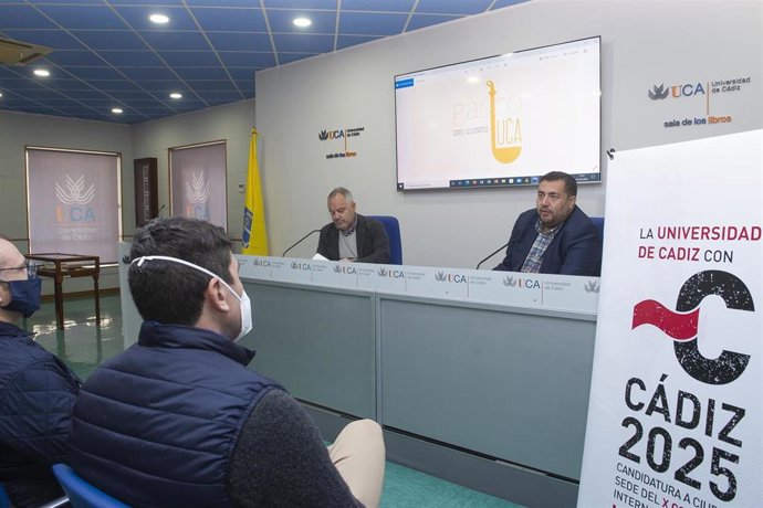 El diputado de Desarrollo de la Ciudadanía, Jaime Armario, y el vicerrector de Cultura de la UCA, José María Pérez Monguió.