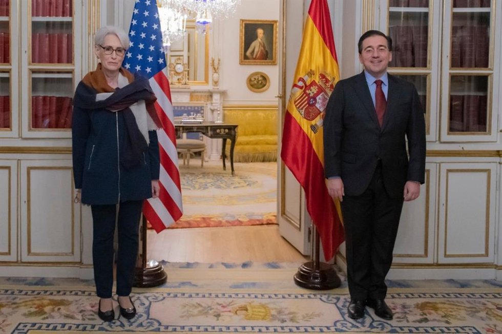 El ministro de Asuntos Exteriores, José Manuel Albares, y la subsecretaria de Estado estadounidense, Wendy Sherman