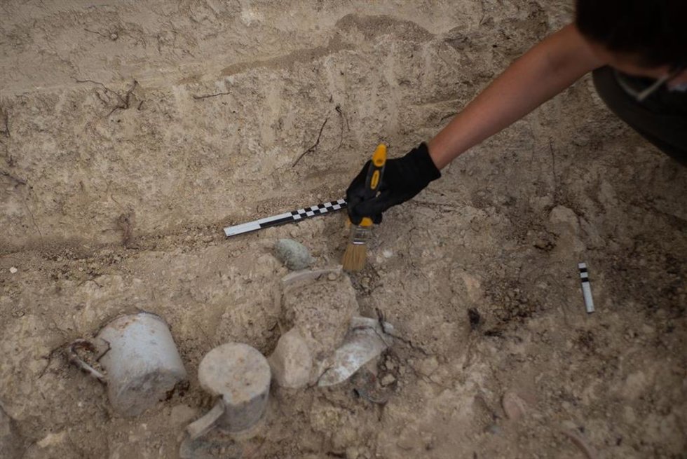 Trabajos de exhumación en el cementerio de Trebujena.