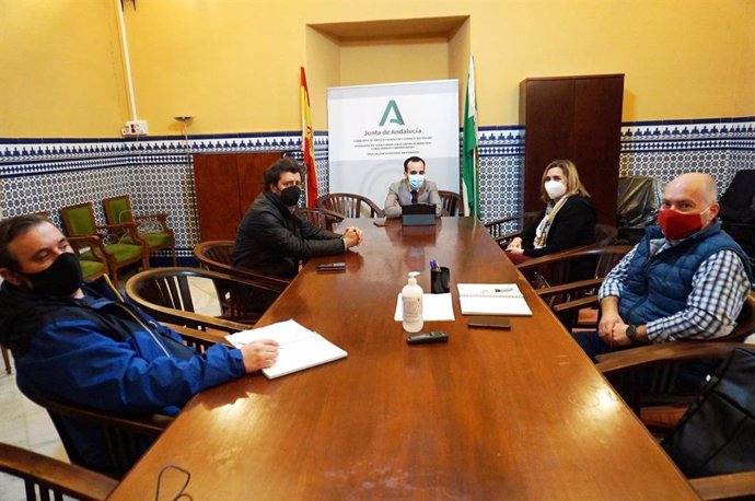 Archivo - Herrador (centro, al fondo) en una reunión con trabajadores de Zumos Palma y responsables de CCOO Córdoba, en una imagen de archivo.