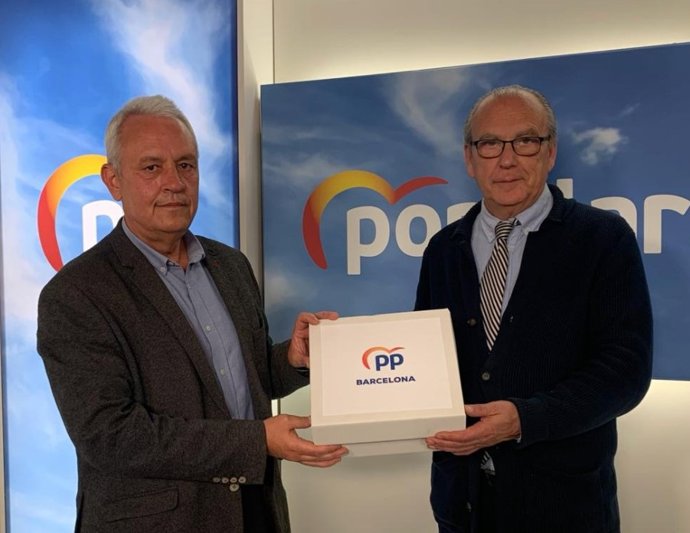 El secretario general del PP catalán, Santi Rodríguez, y el de Barcelona, Josep Tutusaus, en la entrega de los avales a Feijóo por parte del PP de Barcelona, a 7 de marzo de 2022.