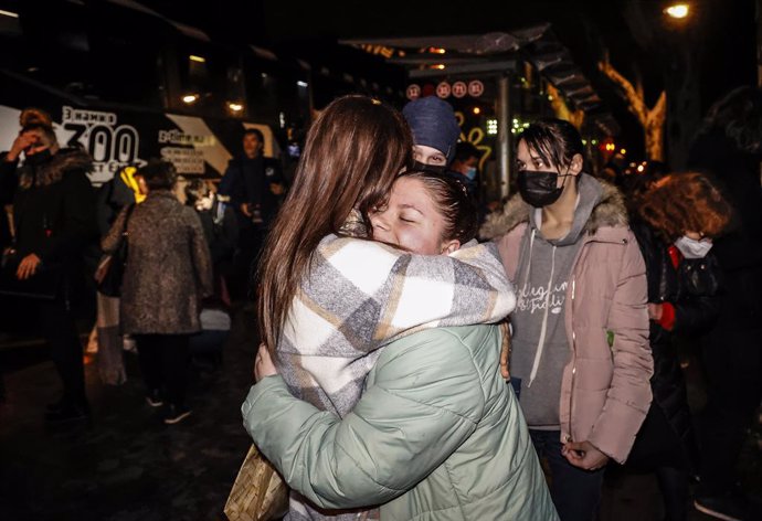 Dos personas se abrazan a su llegada a Valencia tras haber finalizado un viaje en autobús a bordo de la ONG Juntos por la Paz.