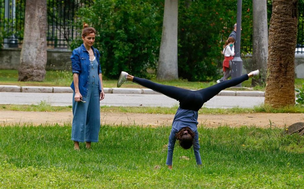 Archivo - Una niña jugando ante la atenta mirada de su madre en el Parque de María Luisa de  Sevilla a 26 de abril del 2020