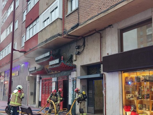 Los bomberos trabajan en la extinción del fuego declarado en el restaurante chino.