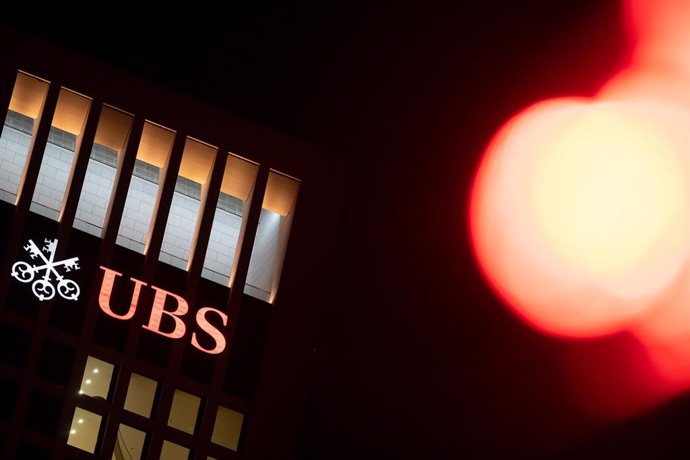 Archivo - FILED - 10 December 2021, Hessen, Frankfurt_Main: The UBS Group AG logo is seen on the bank's headquarters in downtown Frankfurt. The Swiss banking giant said that its own exposure due to the war inUkraine represents a "manageable risk" given