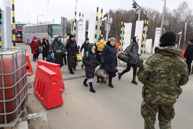 Desplazados ucranianos en la frontera con Polonia