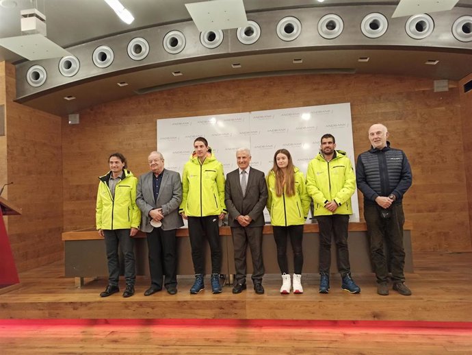 La sede de Andbank ha acogido la presentación del equipo que representará Andorra en el FOJE de Finlandia.