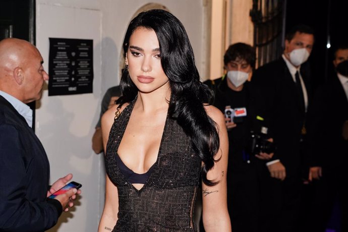 Archivo - 26 September 2021, Italy, Milan: British singer Dua Lipa, arrives at the launch of the Fendance collection during Milan Fashion Week. Photo: Marco Piraccini/Mondadori Portfolio via ZUMA/dpa