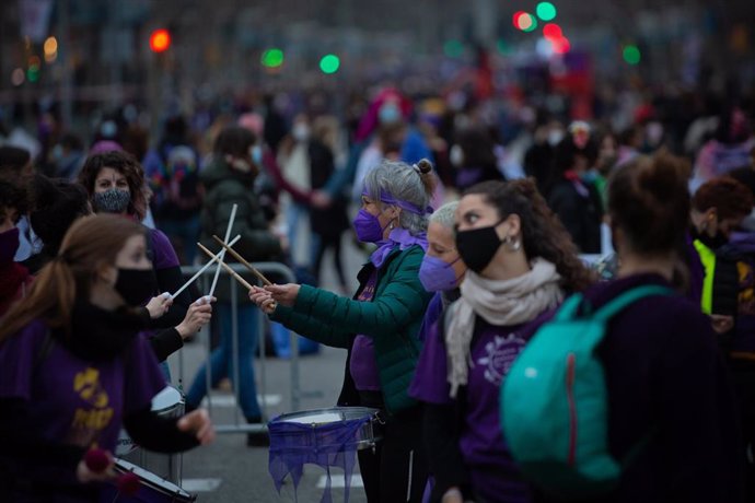 Archivo - Varias mujeres participan en una batukada durante una concentración convocada por Vaga Feminista con motivo del Día Internacional de la Mujer en el Paseo de Gracia, en Barcelona, Catalunya (España), a 8 de marzo de 2021. 