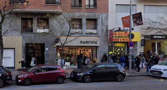 Unos ladrones atropellan a un policía municipal tras robar una tienda en la calle Goya