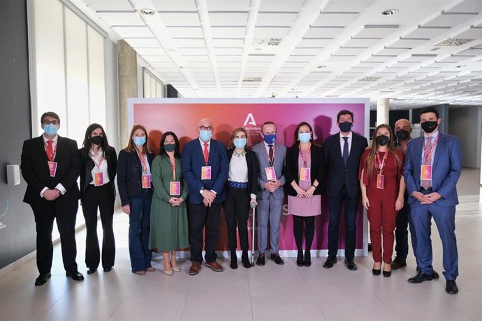 El vicepresidente de la Junta y consejero de Turismo, Regeneración, Justicia y Administración Local, Juan Marín, y la consejera de Empleo, Formación y Trabajo Autónomo, Rocío Blanco, ante de iniciarse la ceremonia de entrega de los premios Andalucia ES