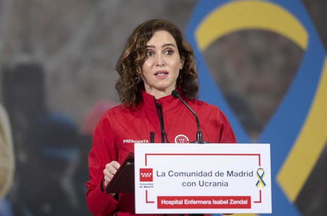 La presidenta de la Comunidad de Madrid, Isabel Díaz Ayuso, interviene durante su visita al centro de coordinación logístico habilitado por el Gobierno regional en el Hospital público Enfermera Isabel Zendal para canalizar la ayuda que se va a enviar a Uc