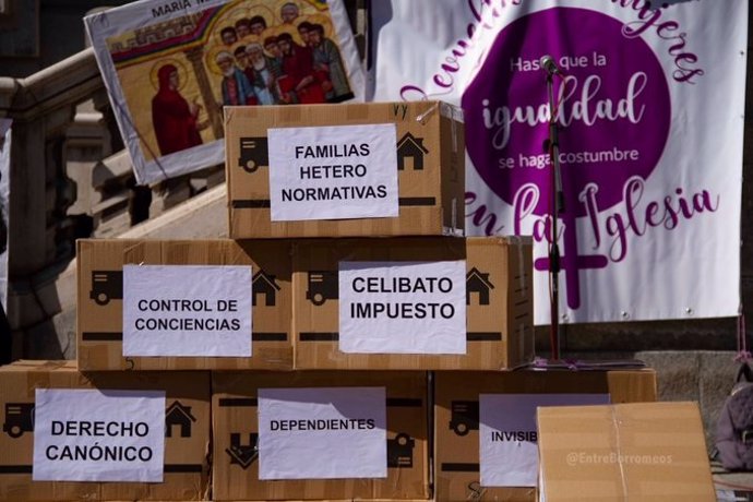 Pirámide de cajas en la Revuelta de Mujeres de Madrid.